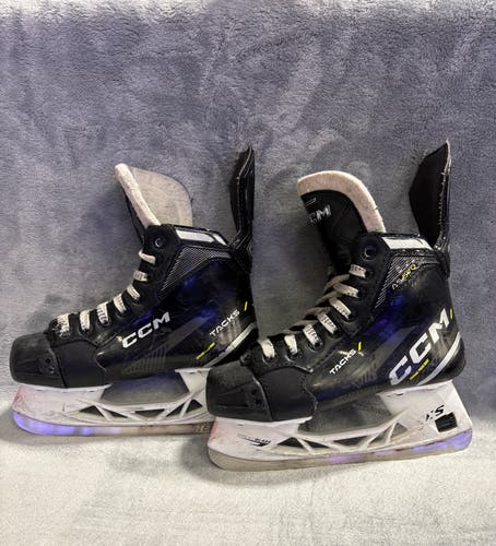 Junior CCM Tacks AS-570 Hockey Skates Regular Width Size 2.5 (Used)