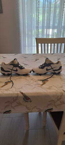 White Men's Size M 7.0 (W 8.0) Nike Low Top Molded Cleats (Used)