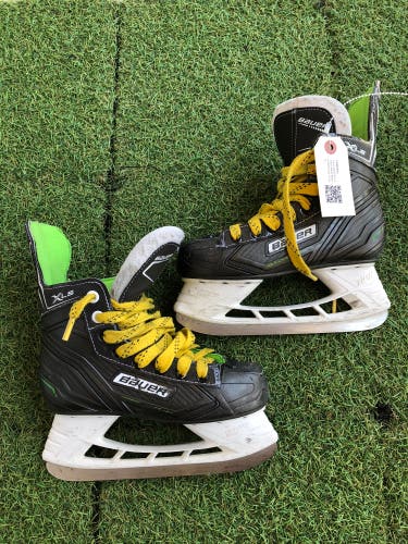 Junior Bauer XLS Hockey Skates Regular Width Size 2 (Used)
