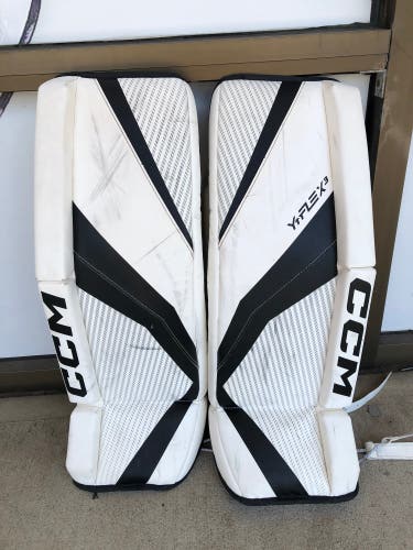 Junior 26" CCM YTFLEX 3 Goalie Leg Pads (Used)