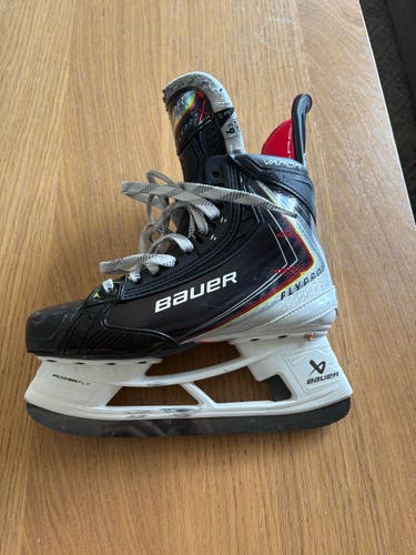 Bauer Vapor Flypro Hockey Skates Size 6.5 Fit 3 (Used)