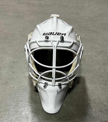 Senior Medium Bauer 960 Goalie Mask (Used)