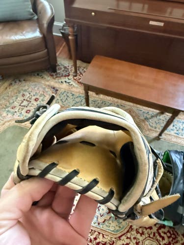 Wilson A2000 RH Baseball Glove 11.75" (Used)