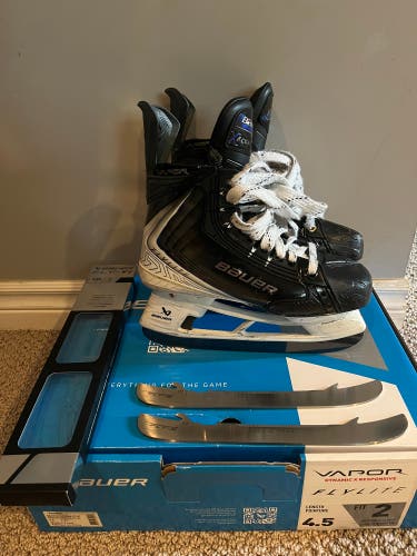 2025 Bauer Vapor Flylite Hockey Skates Size 4.5 (Used)