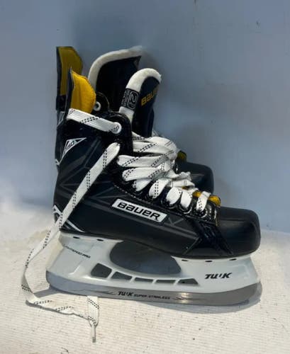 Black Bauer 5000 Hockey Skates Regular Width 7.5 (Used)
