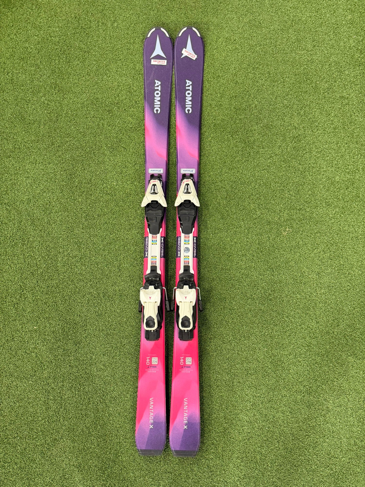 Atomic Vantage スキーセット ピンク　140 Atomic Vantage 140 cm Skis | w/ Atomic C5 Bindings | SidelineSwap