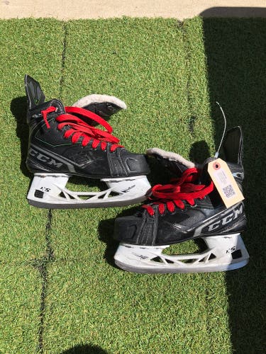 Junior CCM Ribcor 70K Hockey Skates Size 3.5 | CCM Regular Fit (Used)