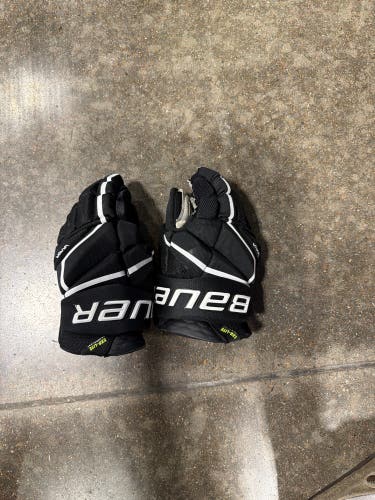 Black Junior Bauer Vapor Hyperlite Gloves 11" (Used)