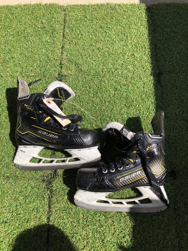 Youth Bauer Supreme M40 Hockey Skates Regular Width 13 (Used)