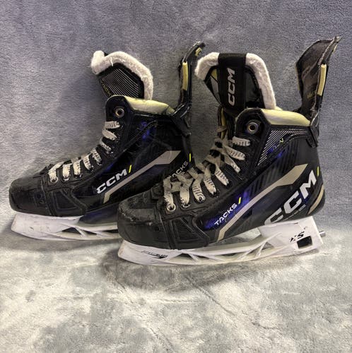 Intermediate CCM AS-V Hockey Skates Regular Width Size 4 (Used)