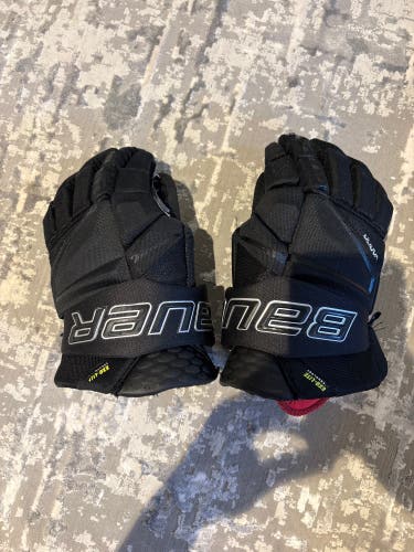 Bauer Vapor Hyperlite Gloves 14" (Used)