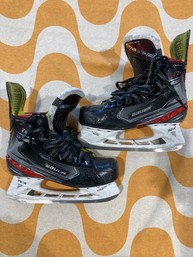Senior Bauer Vapor X2.9 Hockey Skates Regular Width 5.5 (Used)
