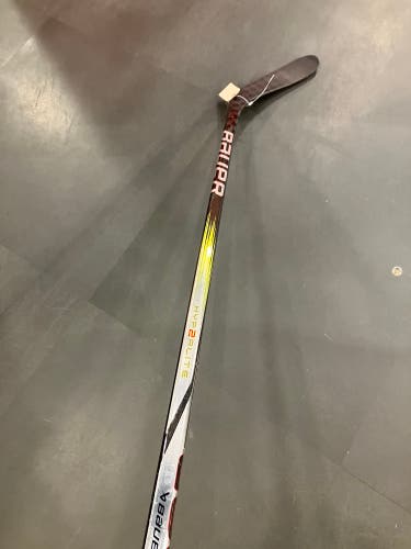 Youth Bauer Vapor Hyperlite 2 Hockey Stick Right Handed P28 20 Flex (Used)