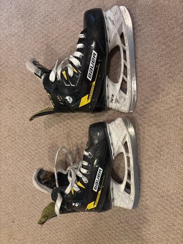 Black 2022 Bauer Supreme M4 Hockey Skates Regular Width Size 3.5 (Used)