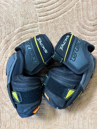 Junior Small CCM Tacks 9080 Elbow Pads (Used)