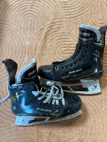 Intermediate Bauer Supreme M5 Pro Hockey Skates 6.5 (Used)