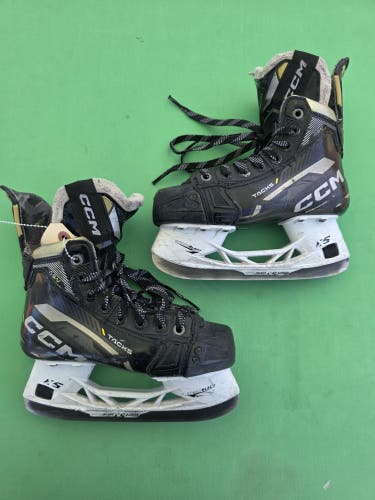 Junior CCM AS-V Hockey Skates Regular Width Size 1.5