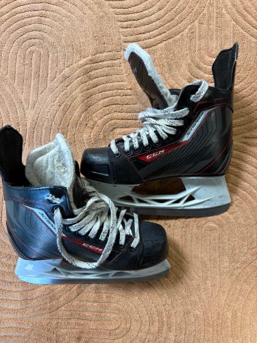 Intermediate CCM JetSpeed 250 Hockey Skates Regular Width Size 4 (Used)