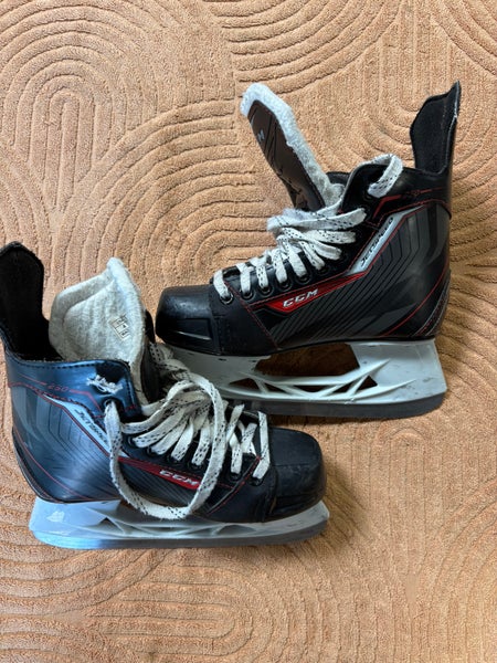 Intermediate CCM JetSpeed 250 Hockey Skates Regular Width Size 4 (Used)