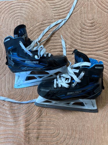 Junior Bauer GSX Hockey Goalie Skates Regular Width Size 3.5 (Used)