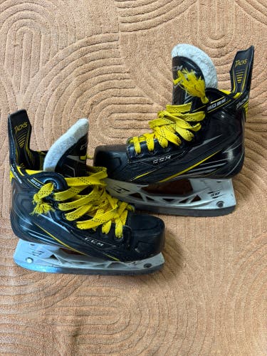 Junior CCM Tacks 6092 Hockey Skates Regular Width Size 2.5 (Used)