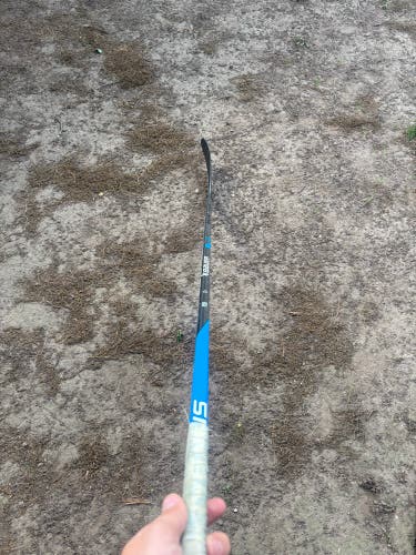 Senior Bauer Nexus League Right Handed Hockey Stick P28 77 Flex (Used)