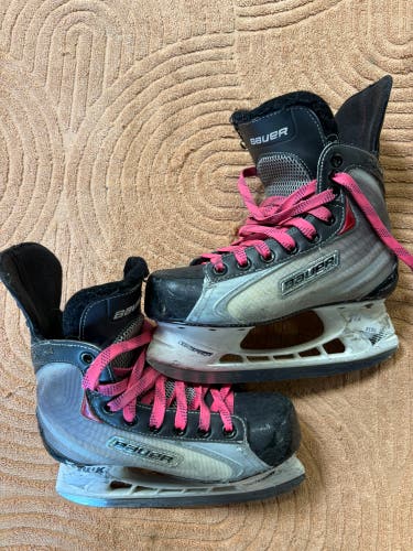 Junior Bauer Vapor X:40 Hockey Skates Regular Width Size 2.5 (Used)