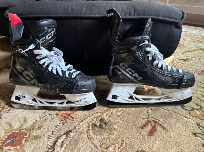 Black/Gray 2023 CCM JetSpeed FT690 Hockey Skates Regular Width 7.5 (Used)