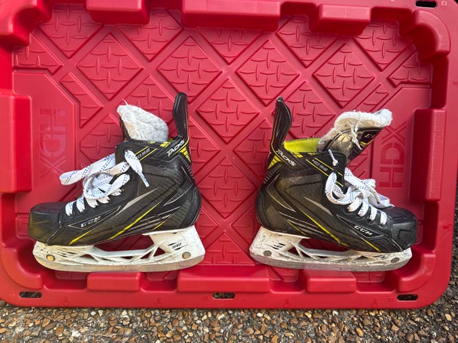 Black/Yellow 2016 CCM Tacks 4092 Hockey Skates Size 3.5 (Used)
