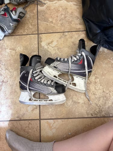 Black/Gray Bauer Vapor X15 Hockey Skates Size 5.5 (Used)