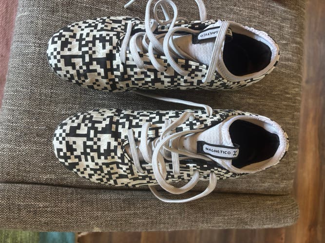 White Unisex 5Y (Big Kids / Youth) Under Armour Magnetico pro fg Molded Cleats Cleats (Used)