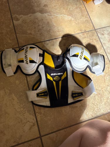 Large Youth Bauer Supreme One 40 Shoulder Pads (Used)