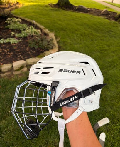 Medium Bauer Re-Akt 155 Helmet (New)