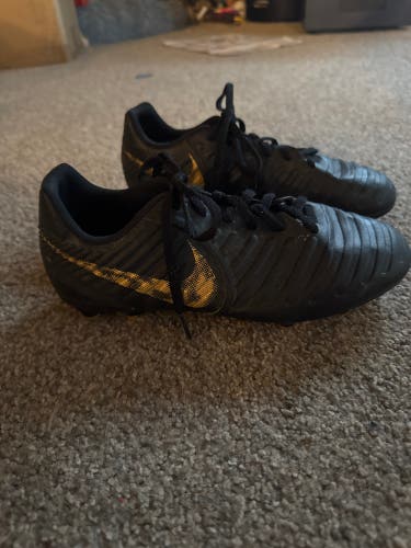 Black Kids 6Y (Big Kids / Youth) Nike Tiempo legend Cleats (Used)