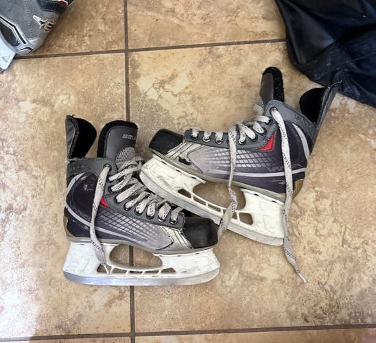 Black/Gray Bauer Vapor X15 Hockey Skates Size 5.5 (Used)