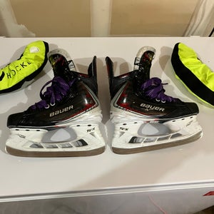 2025 Bauer Vapor Fly40 Hockey Skates Regular Width Junior Size 2 (Used)