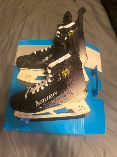 2023 Bauer Vapor Hyperlite 2 Hockey Skates Regular Width Pro Stock 7.5 (Used)
