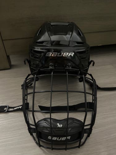 Small Bauer Re-Akt 150 Helmet (barley used)