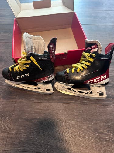 CCM JetSpeed FT485 Hockey Skates Regular Width Size 2.5 (Used)
