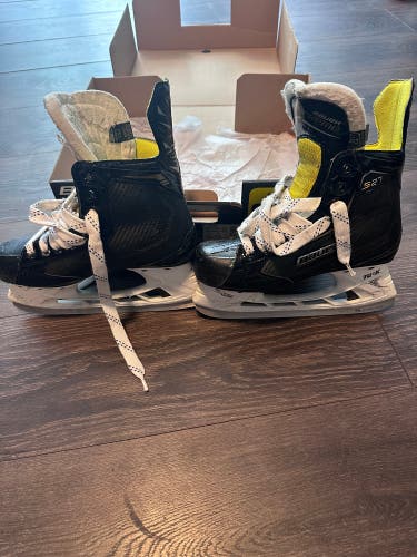 Bauer Supreme S27 Hockey Skates Regular Width Size 4 (Used)