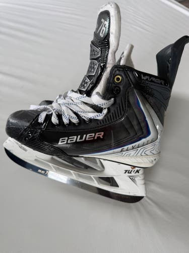 2025 Bauer Vapor Flylite Hockey Skates Regular Width 9.5 (Used)