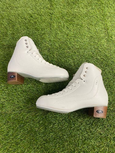 Riedell Vega Figure Skates | Adult Size 7.5 (EvoD)