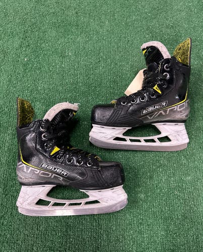 Black/Yellow 2021 Bauer Vapor 3X Hockey Skates Regular Width 13.5 (Used)