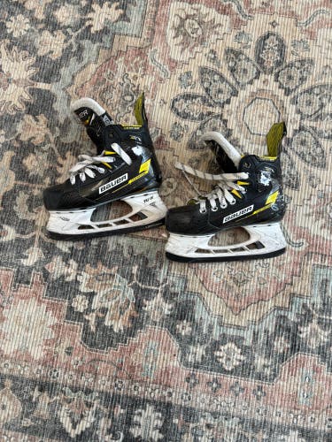 2022 Bauer Supreme M4 Hockey Skates Extra Wide Width Size 2.5 (Used)