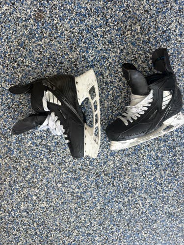 Black True Pro Custom Hockey Skates Regular Width 9 (Used)