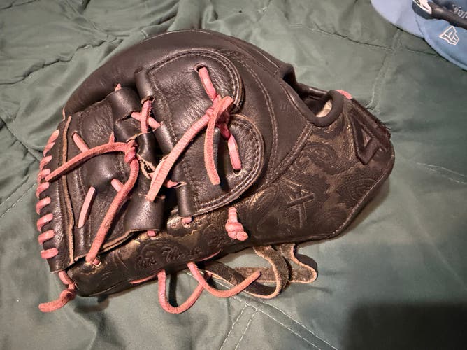 44 Pro Signature Series LH Pitcher's Baseball Glove 11.5" (Used) PRICE IS NEGOTIABLE