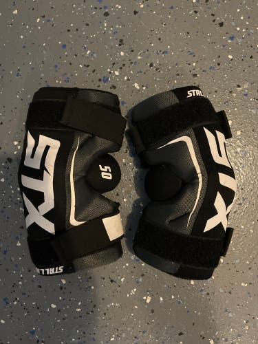 Medium/Large Youth STX Stallion 50 Arm Pads (Used)