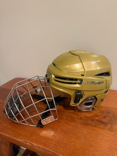 Medium Bauer Re-Akt 100 Helmet (Used) *with cage