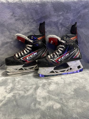 Intermediate CCM JetSpeed FT2 Hockey Skates Extra Wide Width Size 4.5 (Used)