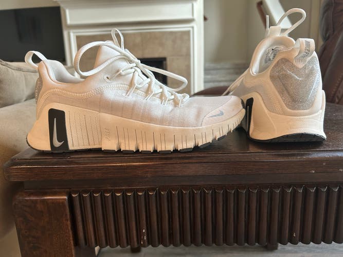 White Women's Size M 8.0 (W 9.0) Adult Nike Shoes (Used)